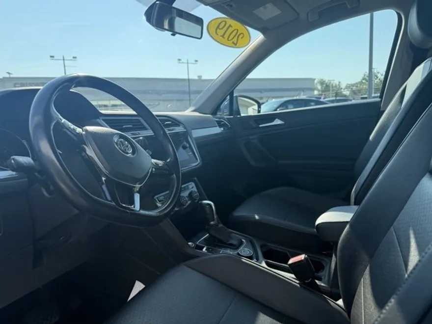 2019 Volkswagen Tiguan SE photo 1