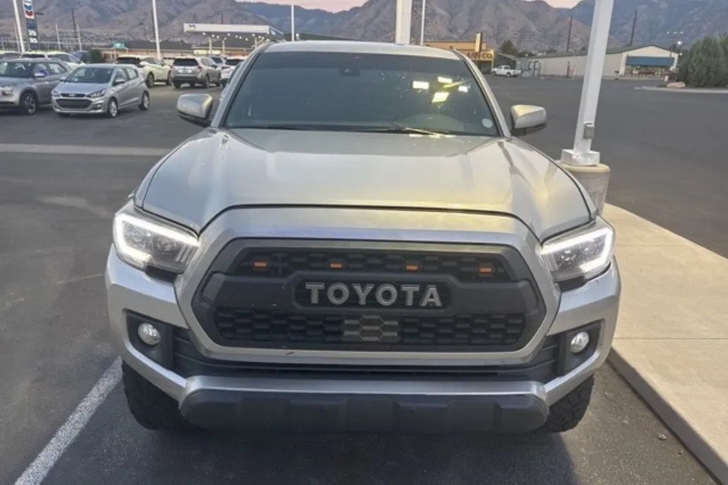 2019 Toyota Tacoma TRD Off-Road V6 photo 1