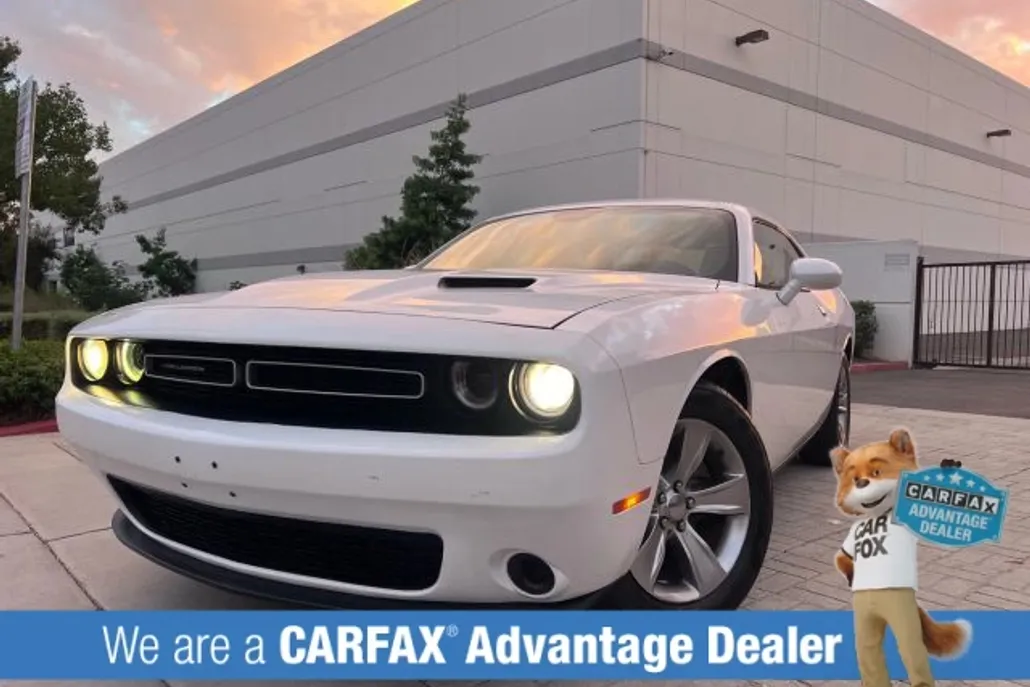 2015 Dodge Challenger SXT photo 1