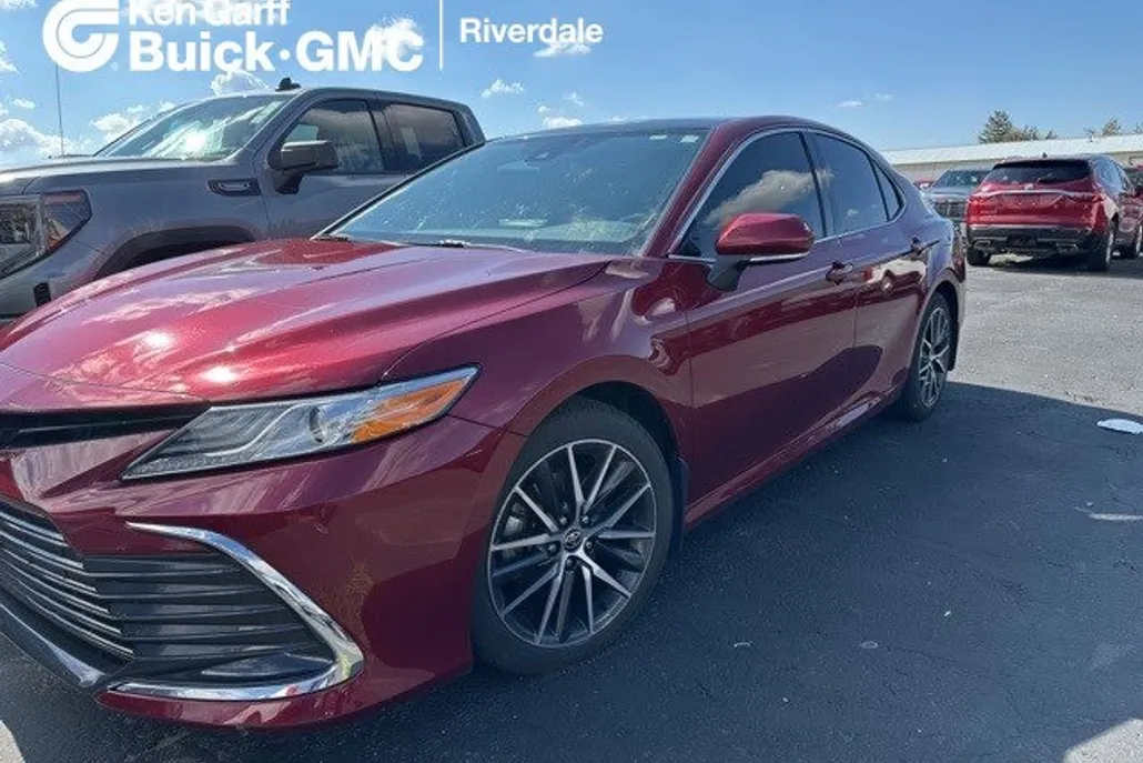2021 Toyota Camry XLE photo 1