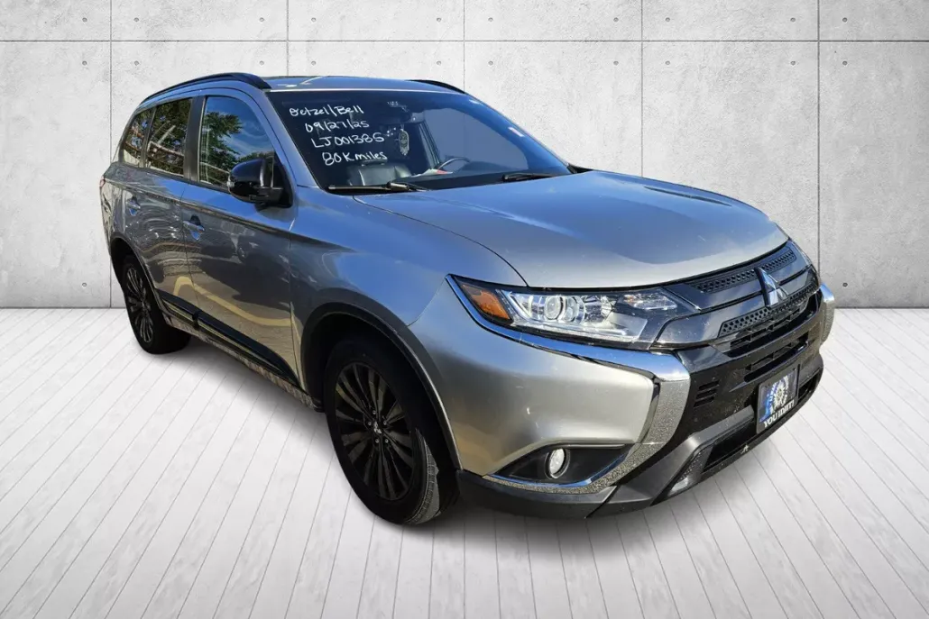 2020 Mitsubishi Outlander LE photo 1