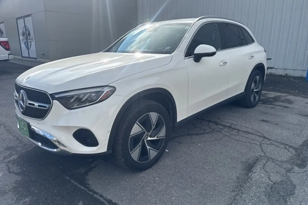 2024 Mercedes Benz GLC 300 photo 1