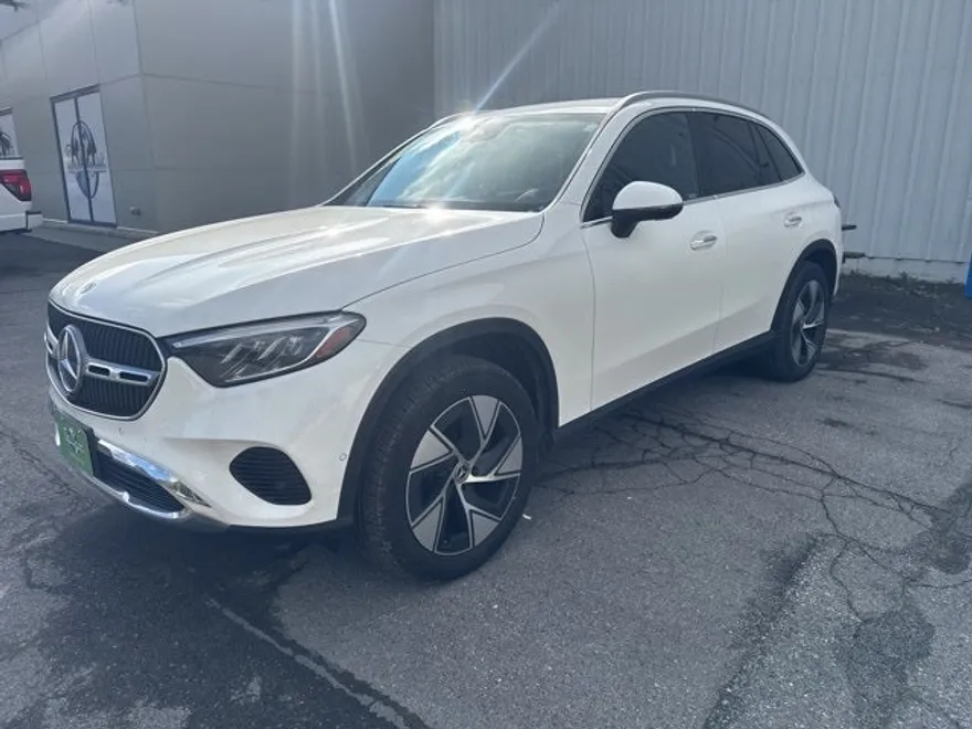 2024 Mercedes Benz GLC 300 photo 1