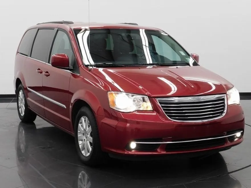 2016 Chrysler Town & Country Touring photo 1