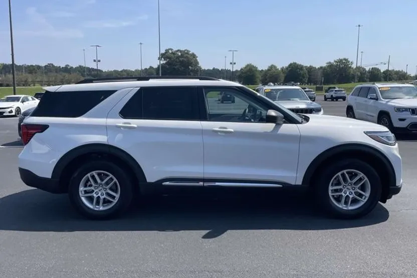 2025 Ford Explorer photo 1