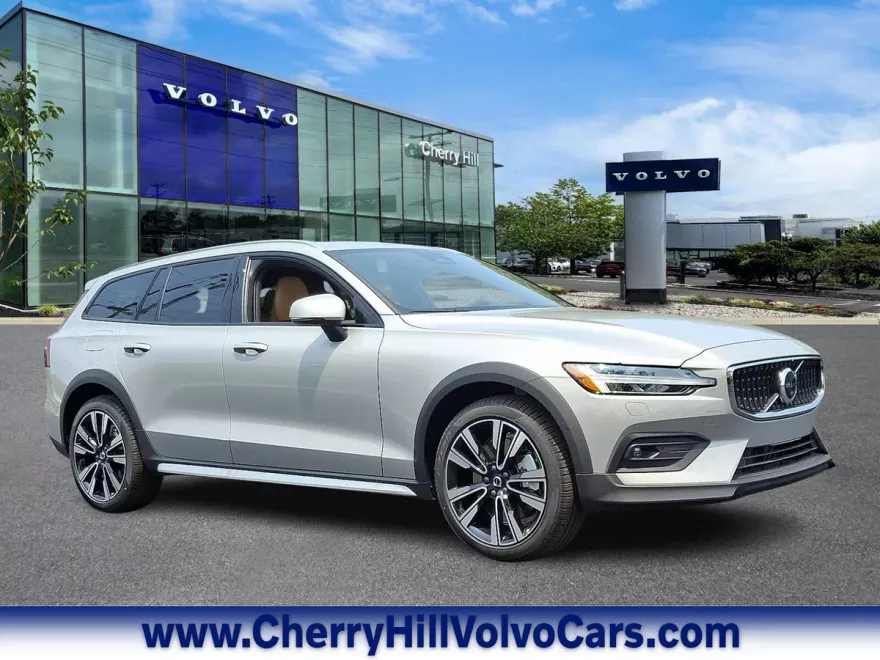 2025 Volvo V60 Cross Country B5 AWD photo 1