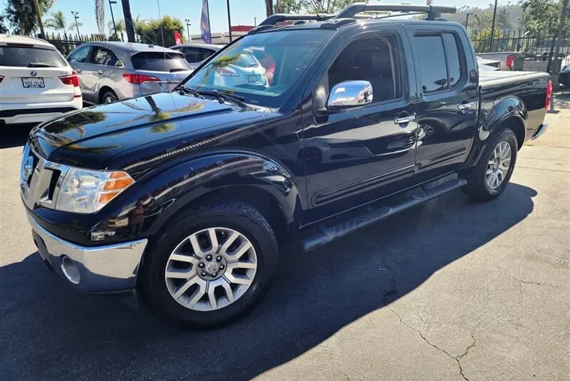 2011 Nissan Frontier SL photo 1