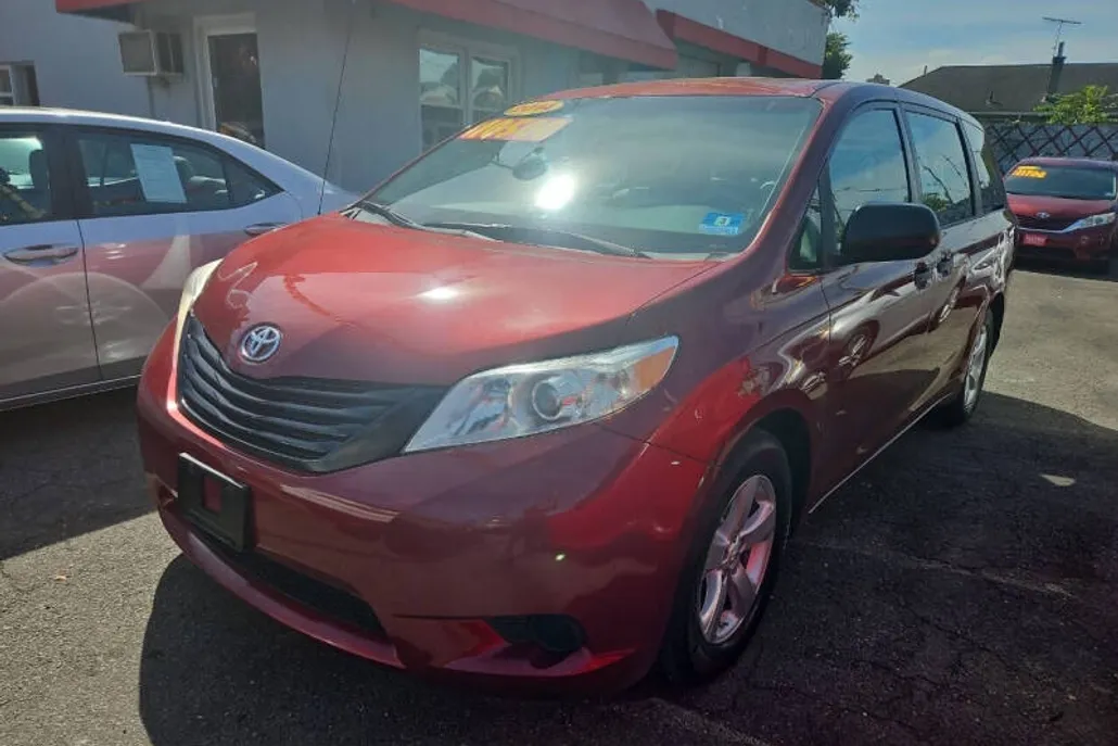 2014 Toyota Sienna L photo 1