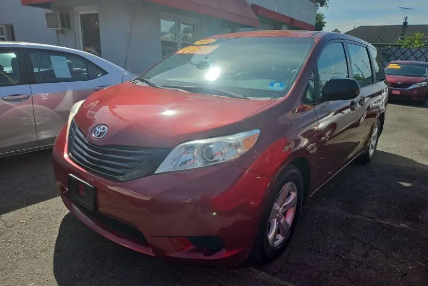 2014 Toyota Sienna L photo 1