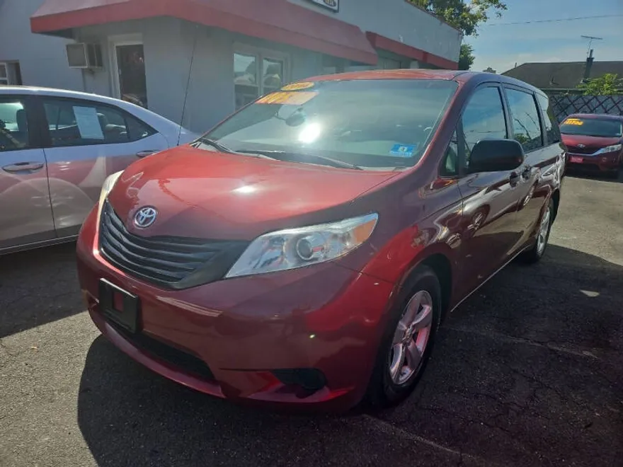 2014 Toyota Sienna L photo 1