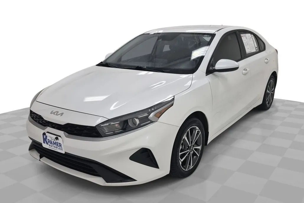 2023 Kia Forte LXS photo 1