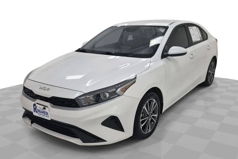 2023 Kia Forte LXS photo 1