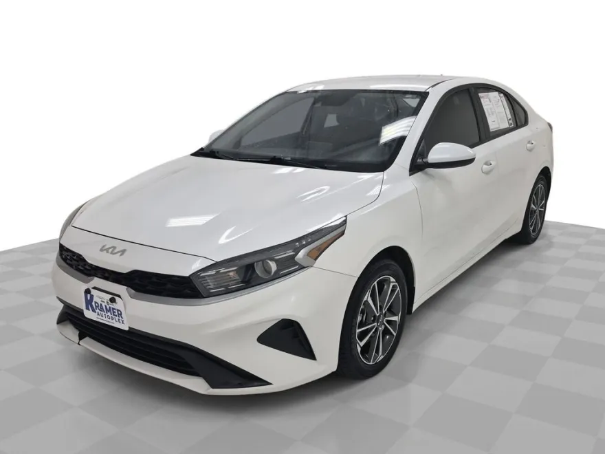 2023 Kia Forte LXS photo 1