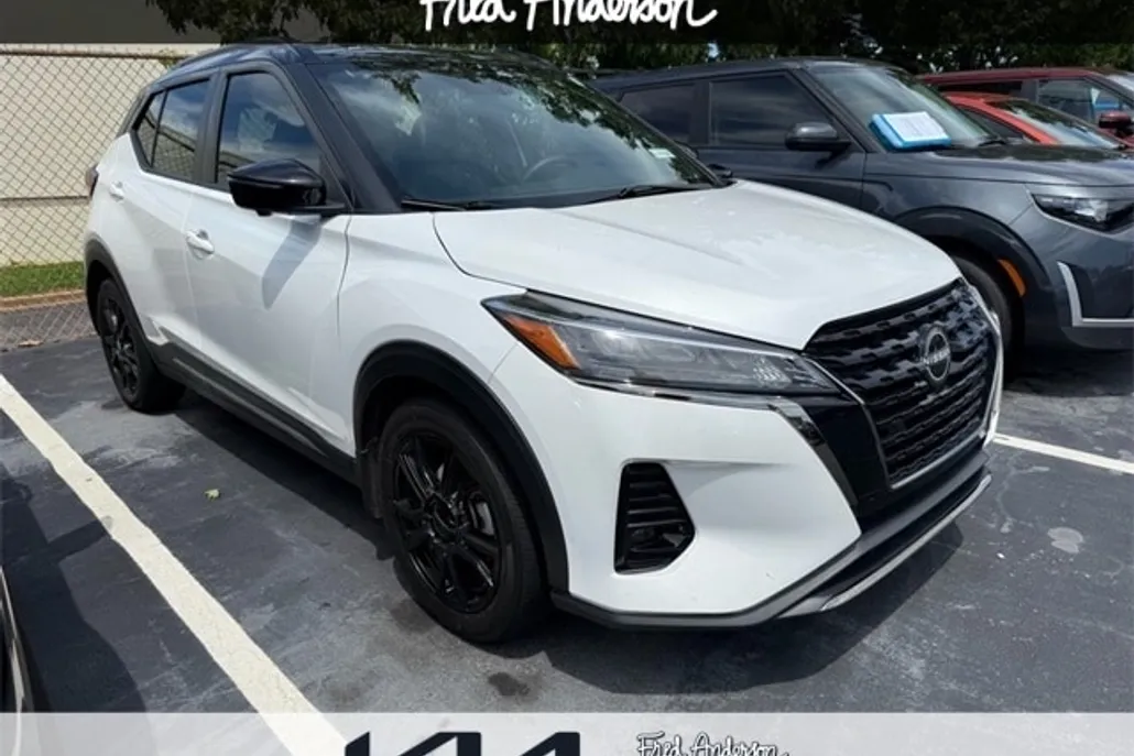 2023 Nissan Kicks SR photo 1