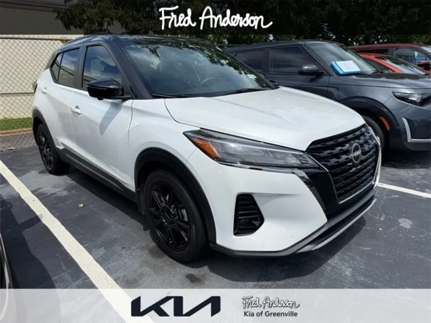 2023 Nissan Kicks SR photo 1