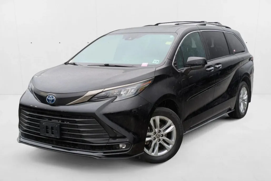 2022 Toyota Sienna XLE Woodland Edition photo 1