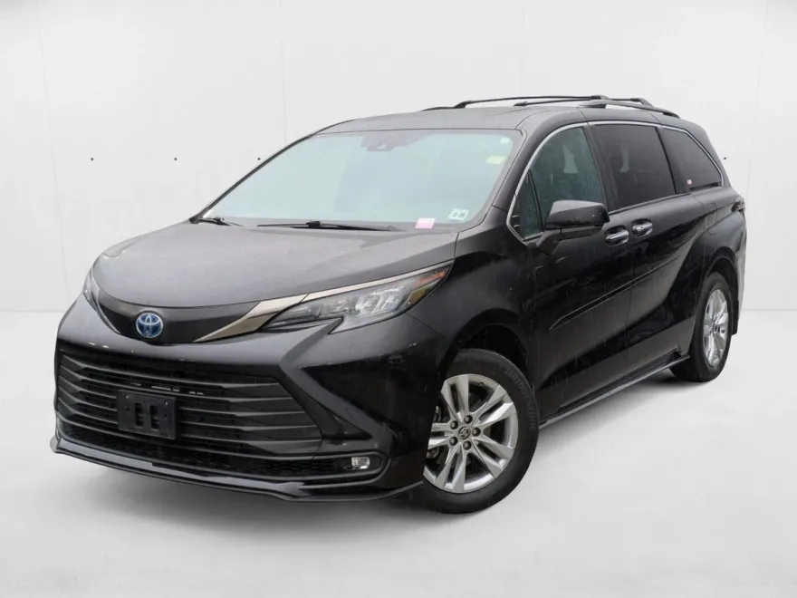 2022 Toyota Sienna XLE Woodland Edition photo 1