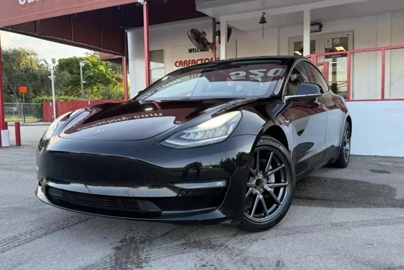 2019 Tesla Model 3 Mid Range photo 1