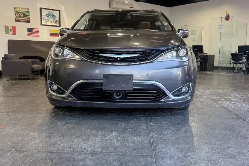 2018 Chrysler Pacifica Hybrid Limited photo 1