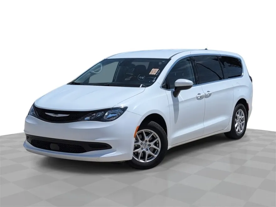2023 Chrysler Voyager LX photo 1