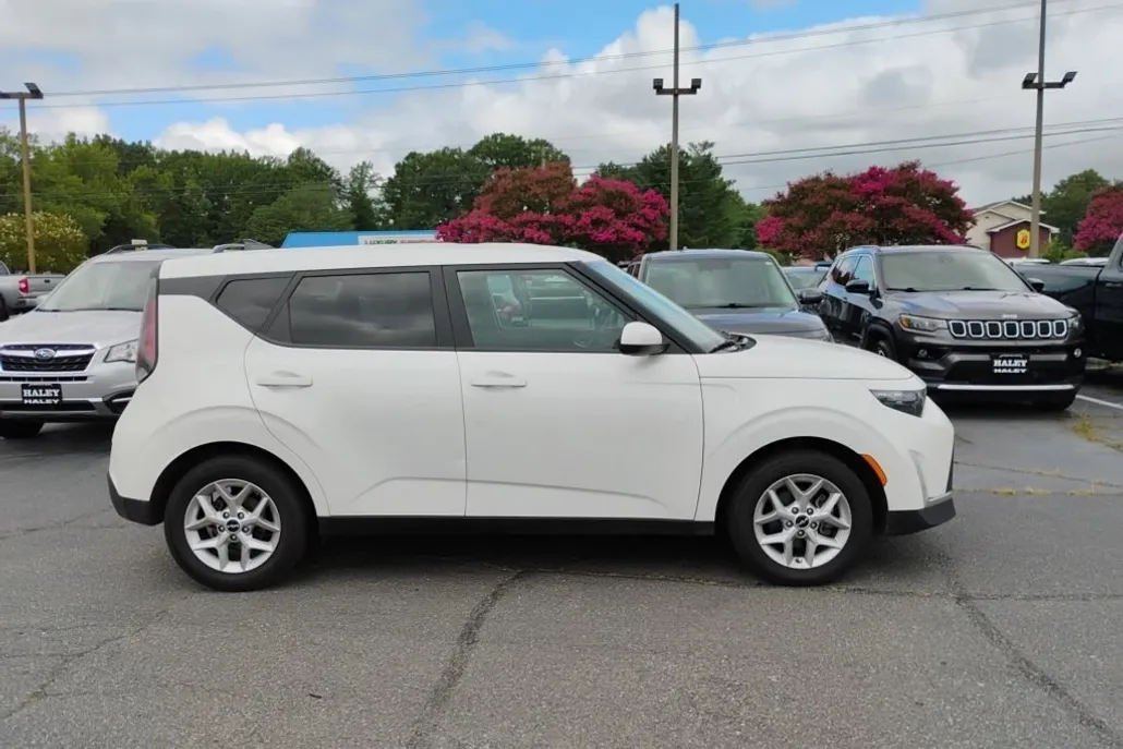 2023 Kia Soul LX photo 1