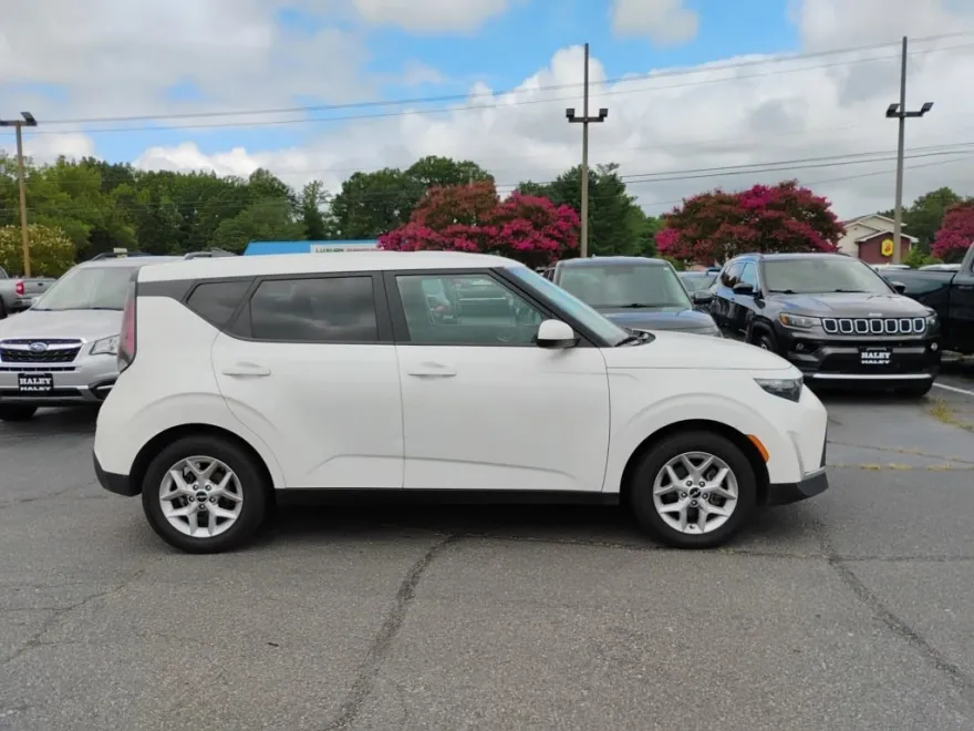 2023 Kia Soul LX photo 1