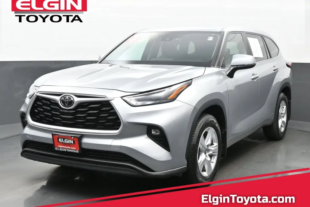 2023 Toyota Highlander LE photo 1
