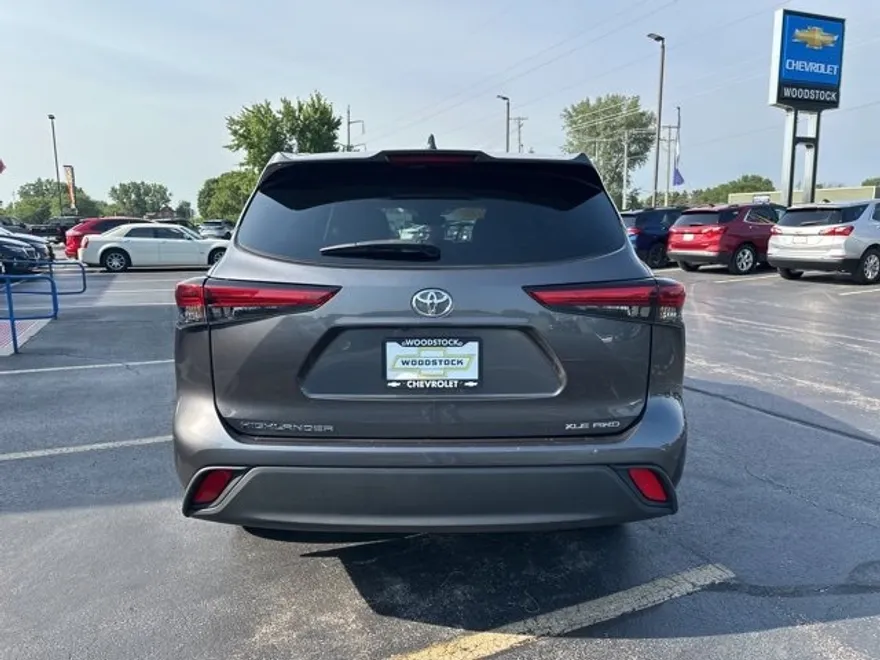 2022 Toyota Highlander XLE photo 1