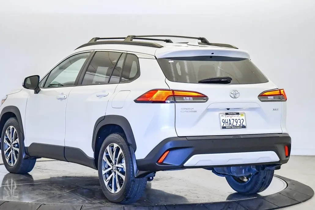 2023 Toyota Corolla Cross XLE photo 1