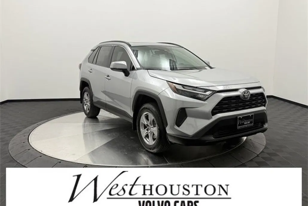 2023 Toyota RAV4 XLE photo 1