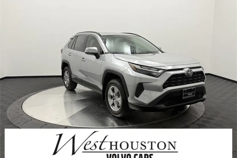 2023 Toyota RAV4 XLE photo 1