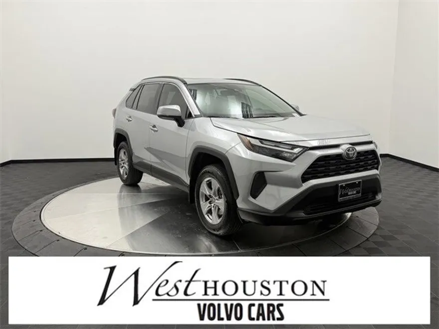 2023 Toyota RAV4 XLE photo 1