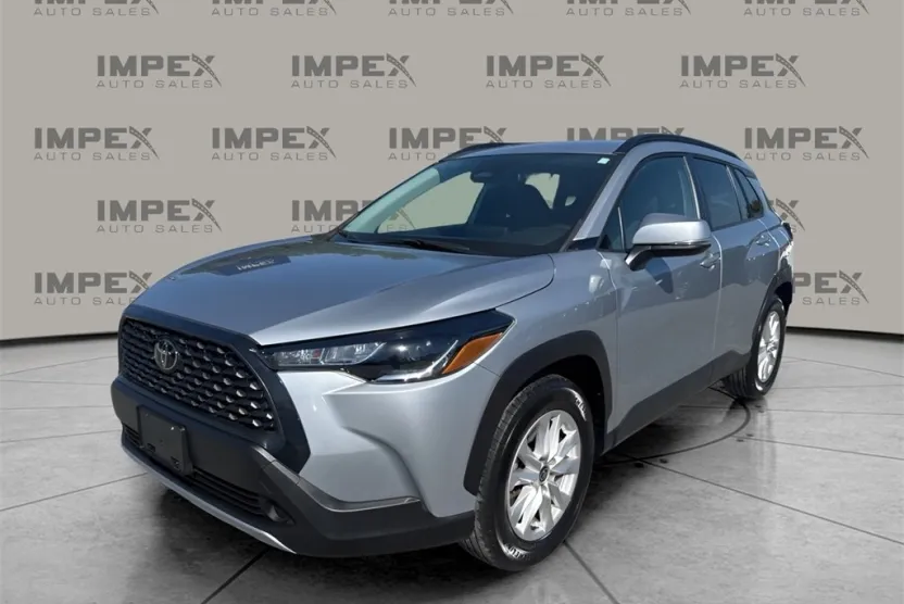 2024 Toyota Corolla Cross LE photo 1