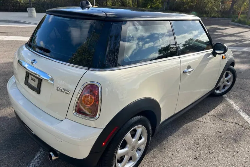 2009 Mini Cooper Base 2 Door photo 1