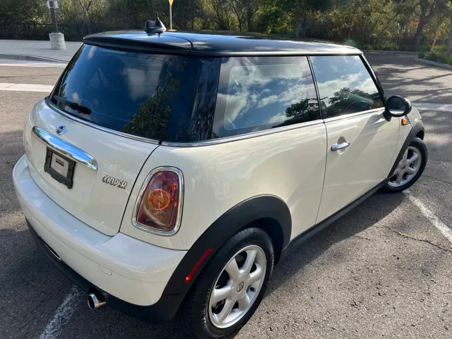 2009 Mini Cooper Base 2 Door photo 1