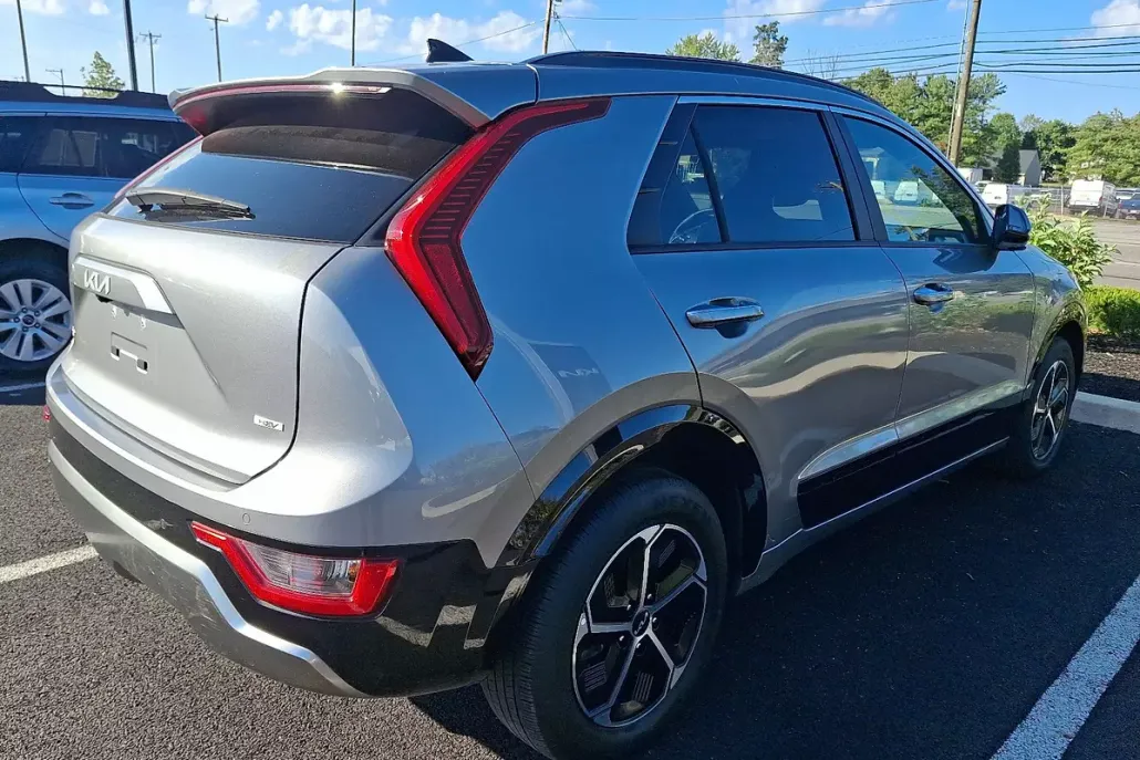 2023 Kia Niro SX photo 1