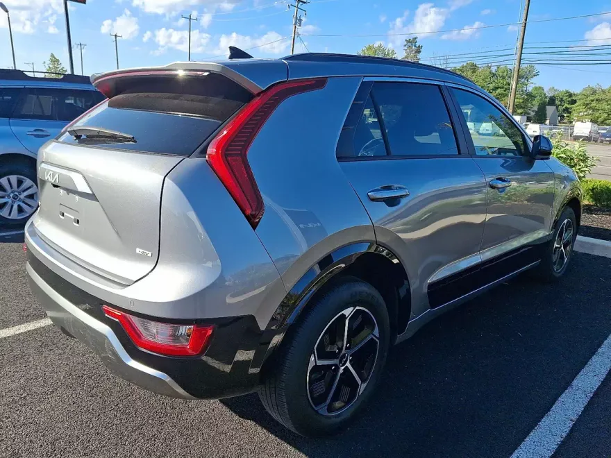 2023 Kia Niro SX photo 1
