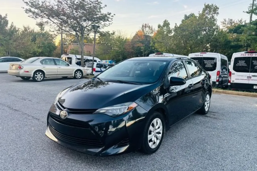 2018 Toyota Corolla LE photo 1