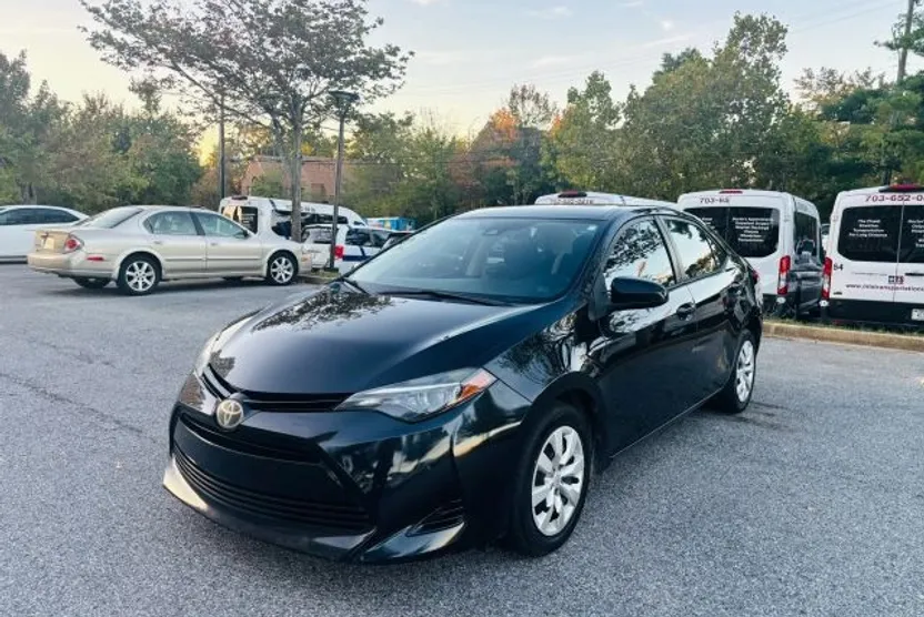 2018 Toyota Corolla LE photo 1