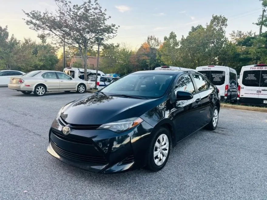 2018 Toyota Corolla LE photo 1
