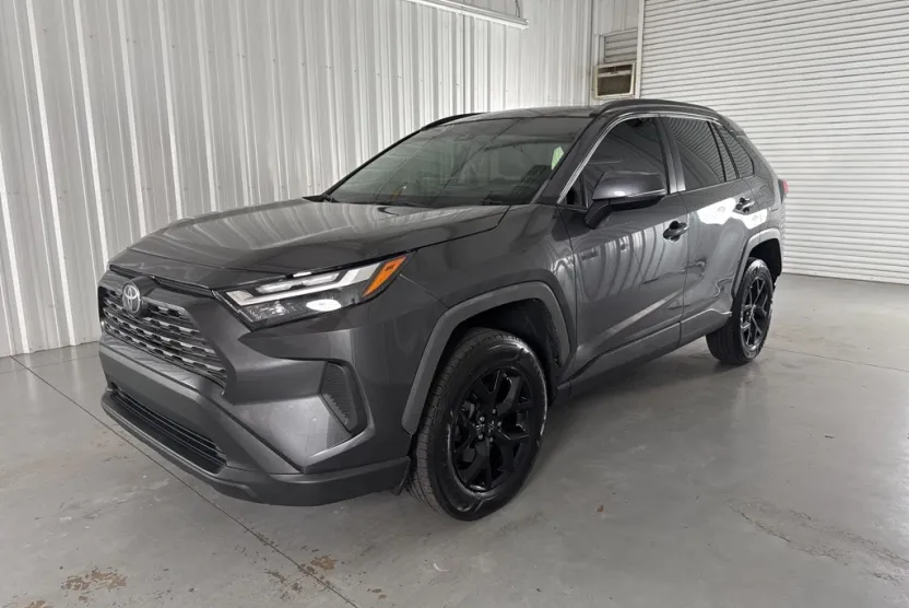 2023 Toyota RAV4 XLE photo 1