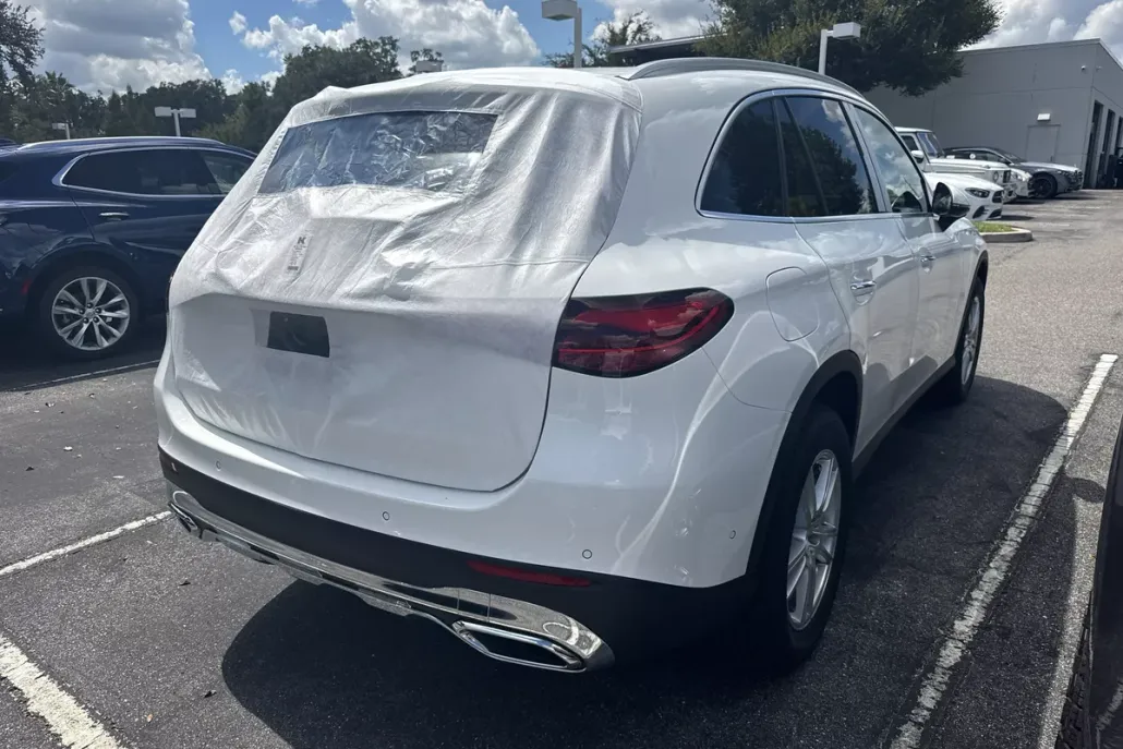 2026 Mercedes Benz GLC 300 photo 1