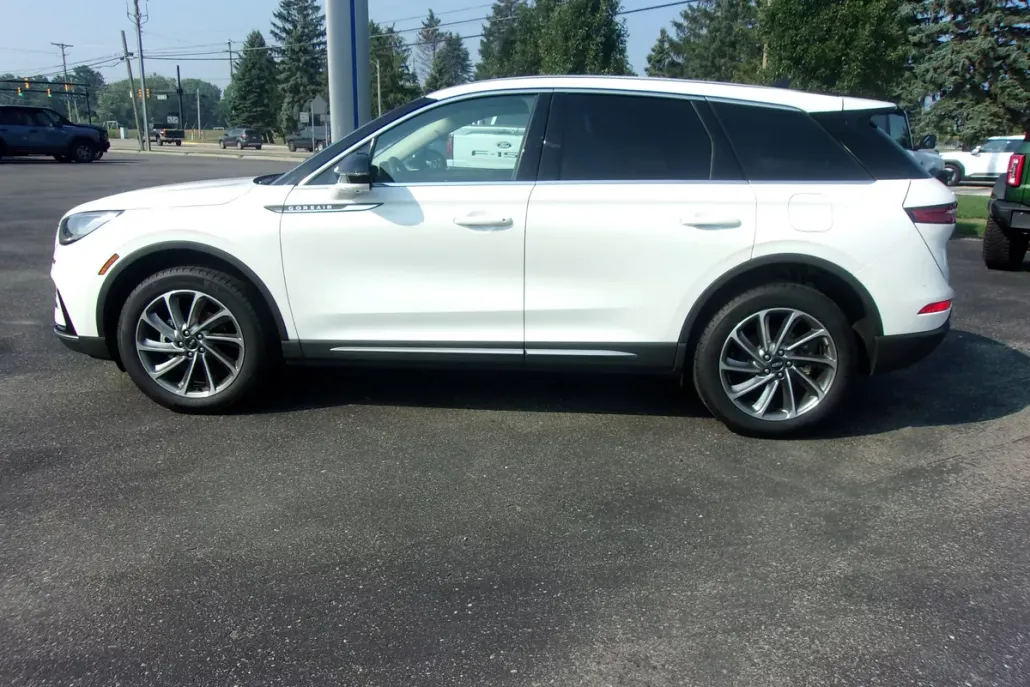 2023 Lincoln Corsair Standard photo 1