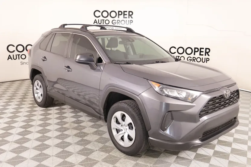 2020 Toyota RAV4 LE photo 1