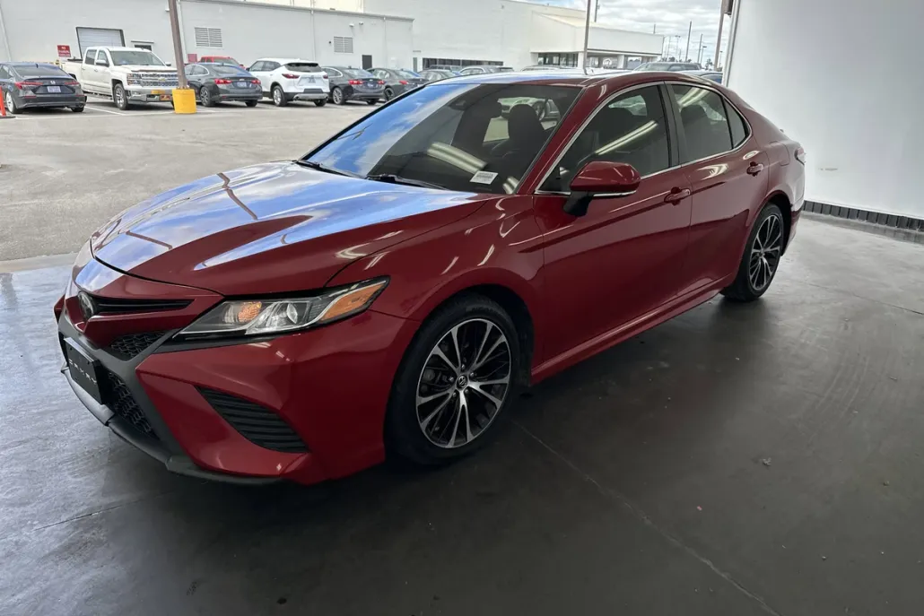 2019 Toyota Camry SE photo 1