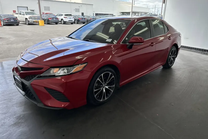 2019 Toyota Camry SE photo 1