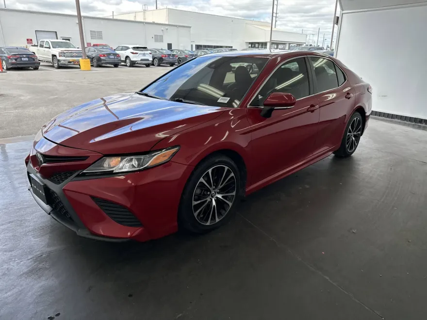 2019 Toyota Camry SE photo 1