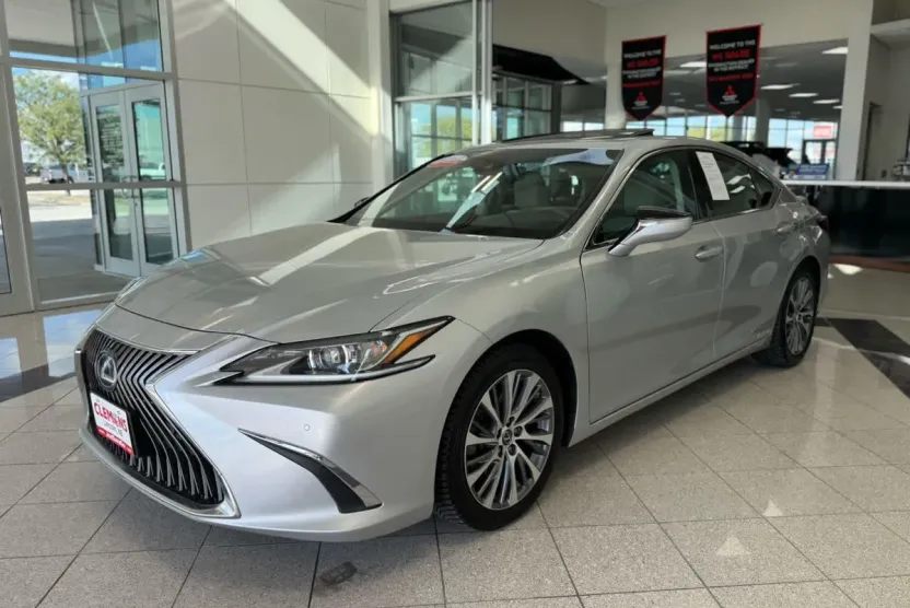 2019 Lexus ES 300h Ultra Luxury photo 1