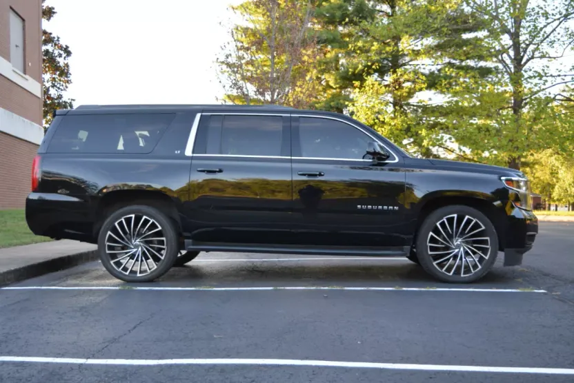 2017 Chevrolet Suburban LT photo 1