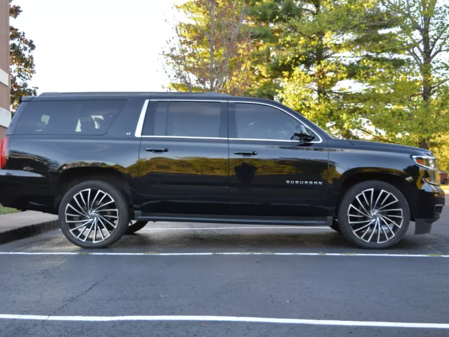 2017 Chevrolet Suburban LT photo 1